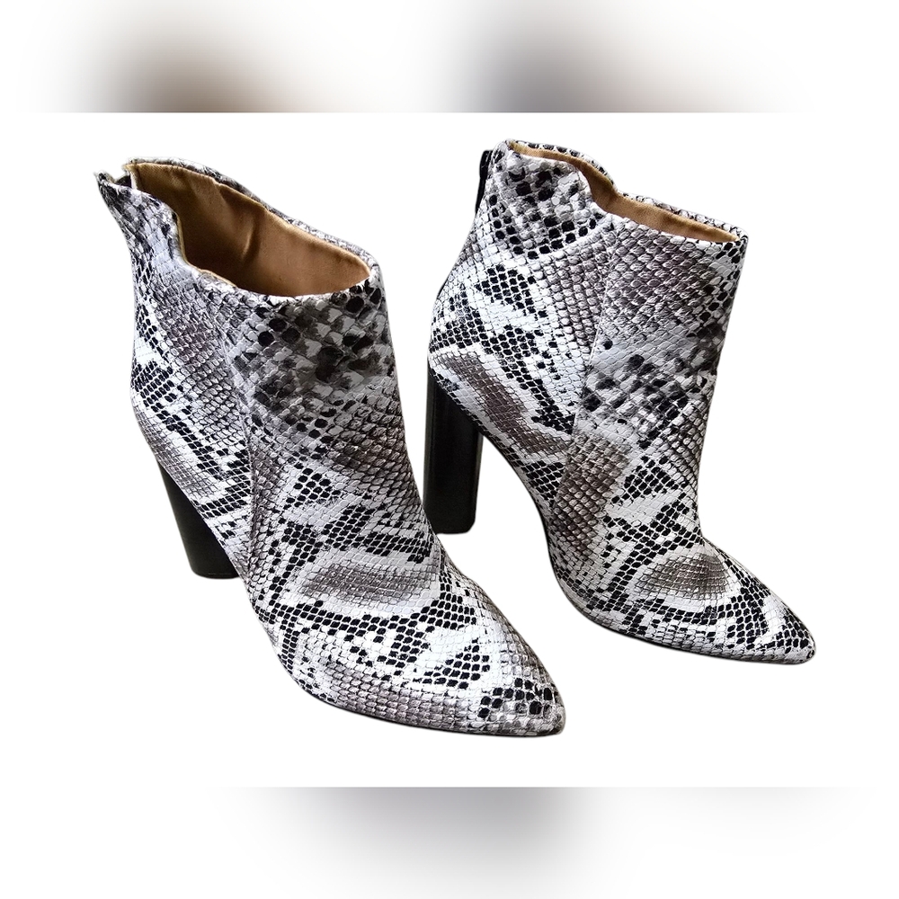 Pre-Owned Qupid Women's Size 9 Snake Print High Heel Boots Black And White Cute